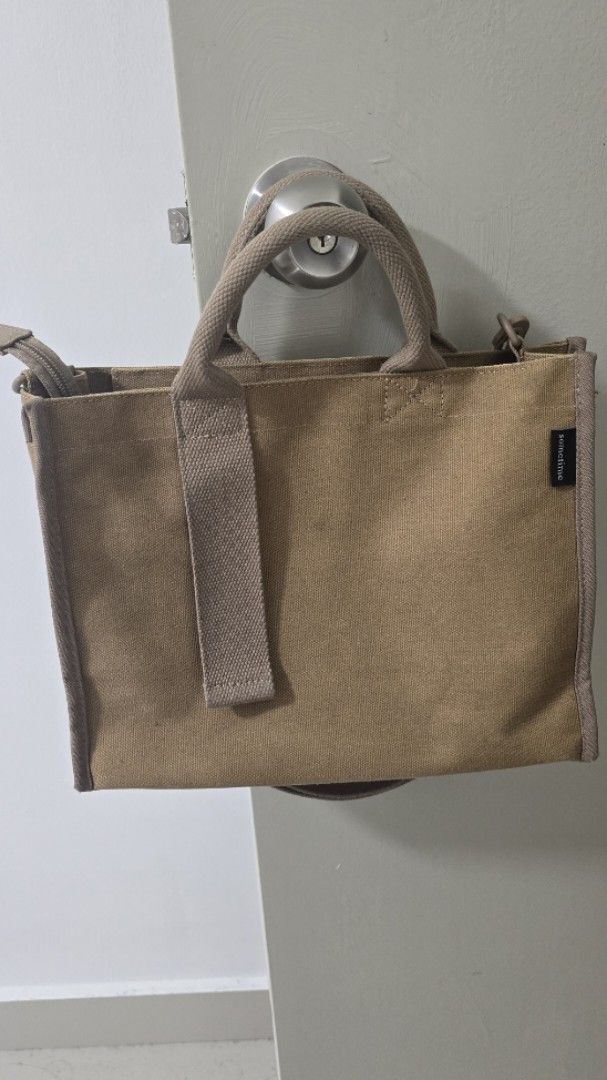 Sometimes Tote Bag with Shoulder Strap (Category: Tote Bags) located in Telok Panglima Garang. Submitted by haffihazzi18 (Listing ID 1425776338, Image 1). Description: Rarely used bag. No defects. Originally bought from website. Reasons to sell to clear wardrobe space..