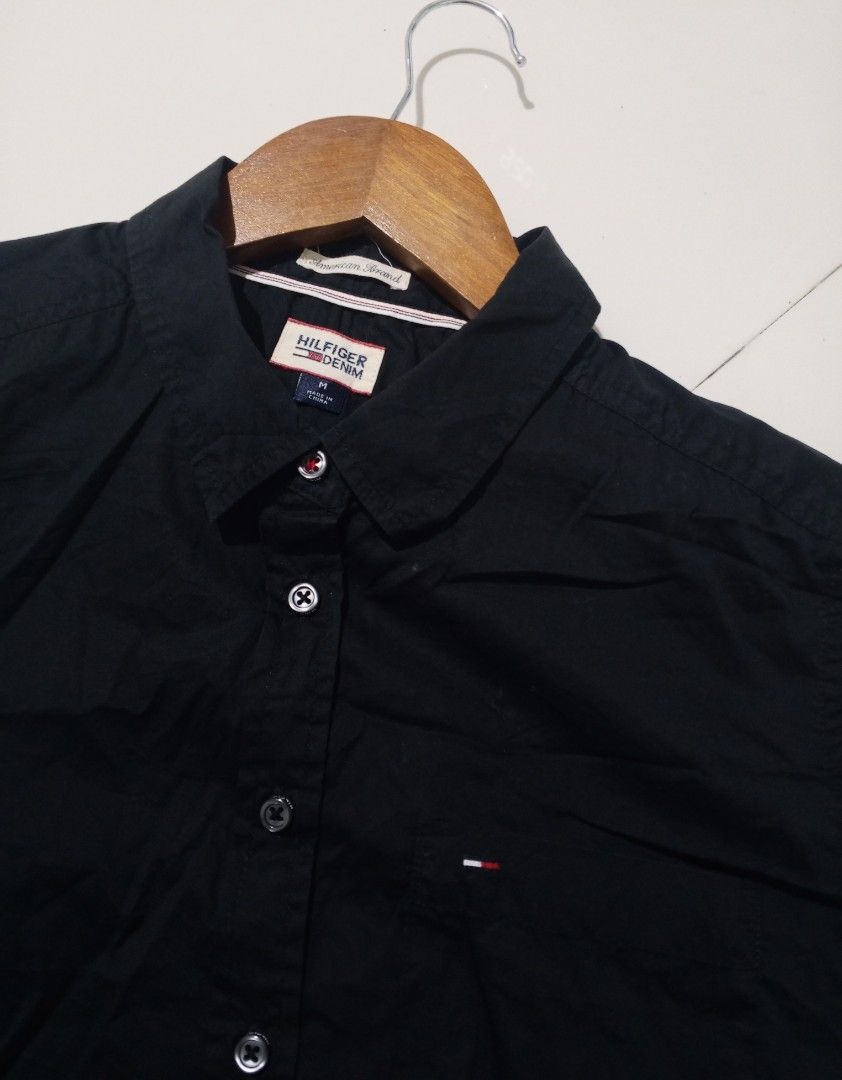 Tommy Hilfiger Black polo Shirt - Medium (Category: Tshirts & Polo Shirts ) located in Cotabato. Submitted by naim_23 (Listing ID 1425802222, Image 2). Description: Tommy Hilfiger Black Shirt - Medium Size Small- Medium Men's/ Large women's Dimes Like new condition.