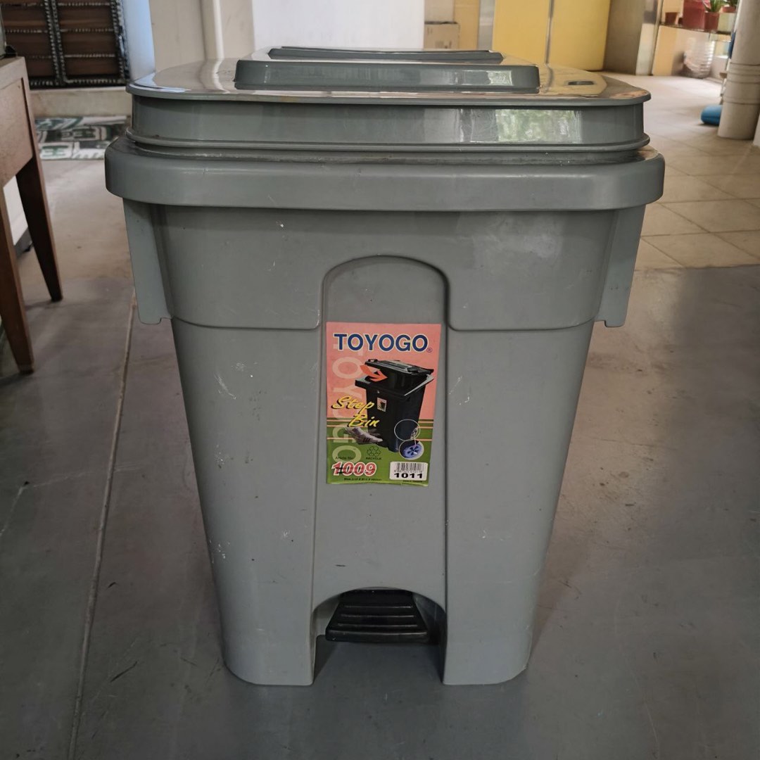 TOYOGO Step-On Trash Bin with Wheels, Furniture & Home Living, Cleaning ...