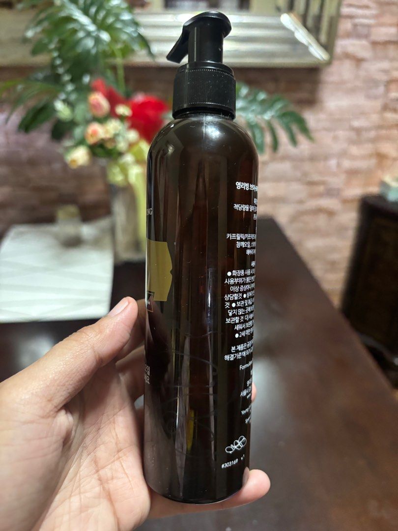 V6 carrier oil (Category: Body Care) located in Las Pinas. Submitted by declutter0808 (Listing ID 1425820168, Image 2). Description: Half na lang ang bottle.