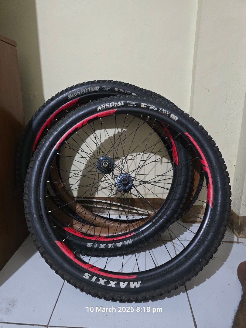 Wheelset enduro mtb (Category: Bicycles) located in Caloocan City. Submitted by abajaalvinjohnc-68700 (Listing ID 1425761170, Image 1). Description: Wheelset for sale Stock wheelset galing merida one sixty 700 2021 RIMS: merida expert tr alu 29mm 32h Maxxis disector 27.5 x 2.40 Maxxis assegai 27.5 x 2.50 Makapal pa as seen on pic Never pinang trail SLX HUBS- TA BOOST Front/ rear Not sure sa spokes pero double butted Google na lang ung merida one 