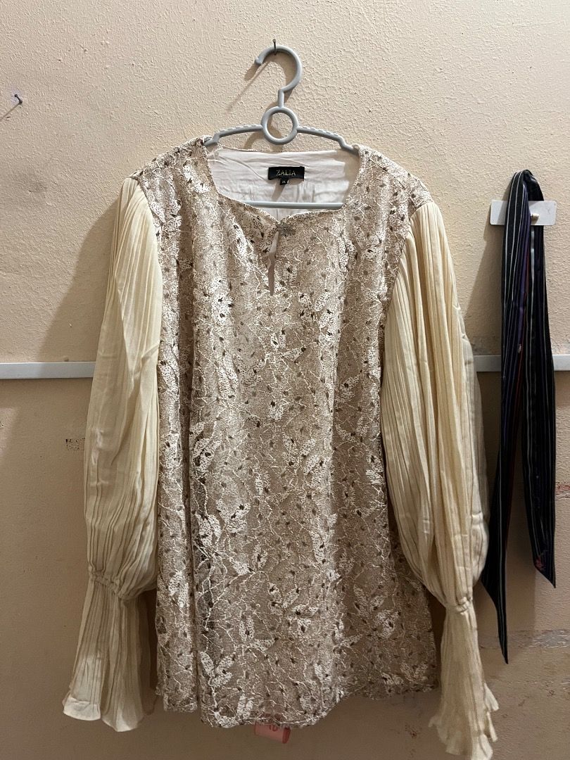 Zalia Basic (Category: Baju Kurung & sets) located in Klang. Submitted by nall_bah (Listing ID 1425733149, Image 3). Description: Zalia Basic. Beli 2 tahun lepas RM130. Pakai sekali dua sahaja. Cutting kecik sikit walaupun size tag xl..