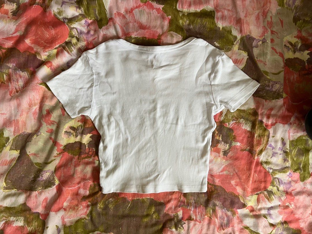 ZARA Basic White Tee (Category: Shirts) located in Baguio. Submitted by skatzberi (Listing ID 1425678554, Image 2). Description: 🍓Small on tag, can fit xs. 🍓Thick cotton quality, not see through! 🍓No ww, doesn't fit me anymore. 🍓lp posted ❗️GCash payment ONLY! .