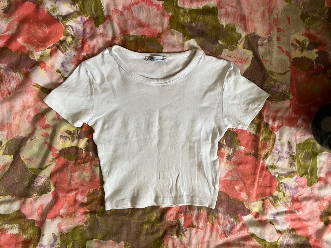 ZARA Basic White Tee (Category: Shirts) located in Baguio. Submitted by skatzberi (Listing ID 1425678554, Image 1). Description: 🍓Small on tag, can fit xs. 🍓Thick cotton quality, not see through! 🍓No ww, doesn't fit me anymore. 🍓lp posted ❗️GCash payment ONLY! .