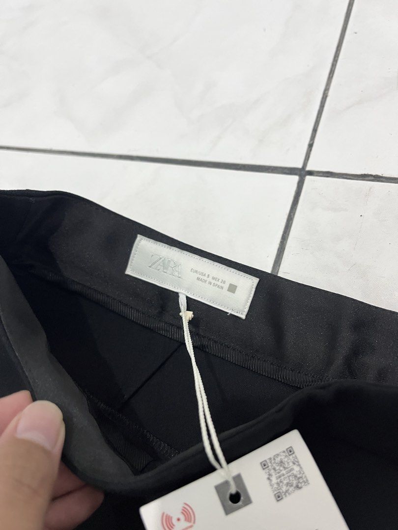 Zara Black Trousers Size S (Category: Other Bottoms) located in Manila. Submitted by declutterwithnicole (Listing ID 1425820830, Image 3). Description: Brandnew with Tag Never been used.