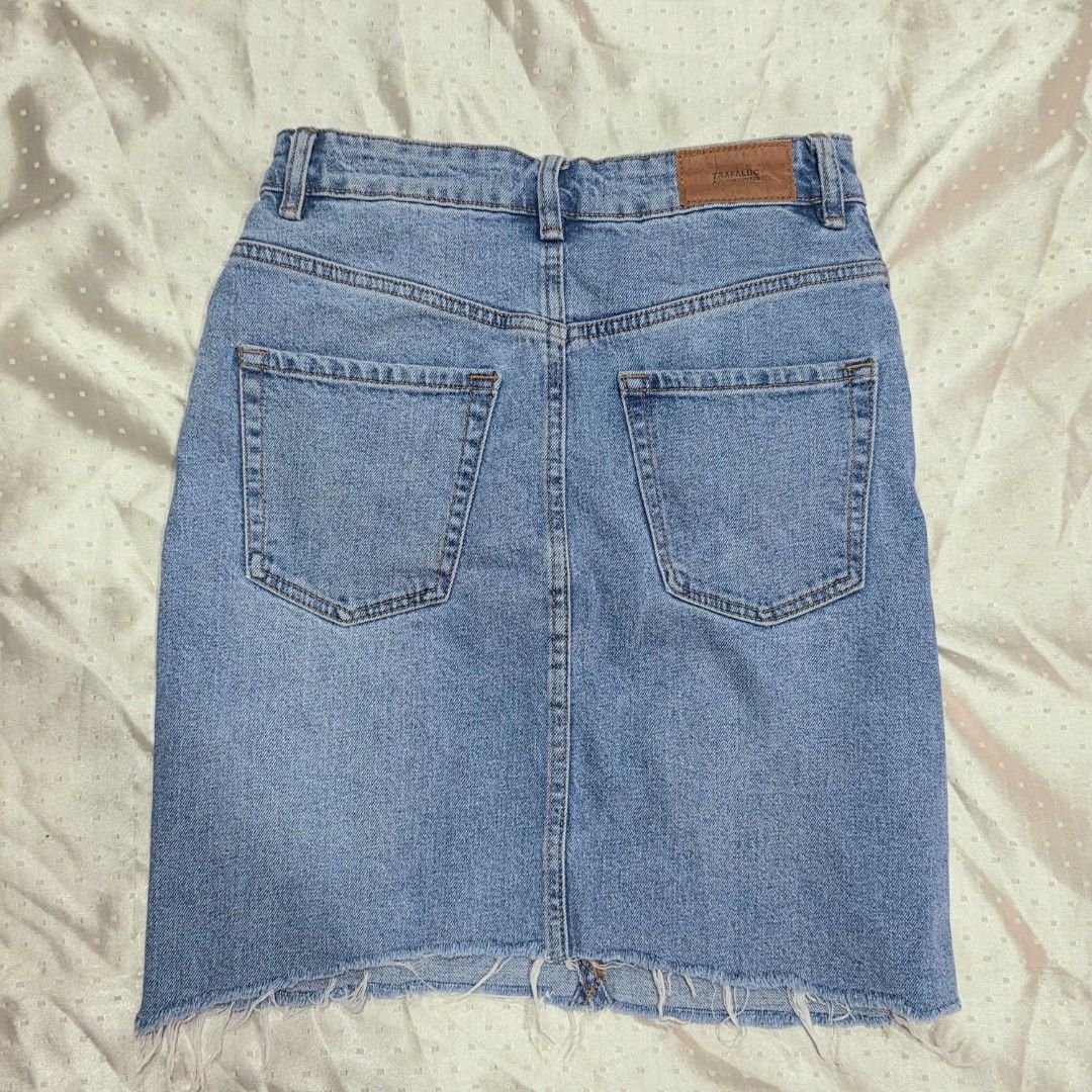Zara Denim Skirt (Category: Skirts) located in Cebu City. Submitted by sixfiftyfour (Listing ID 1425744825, Image 2). Description: Light blue denim skirt from Pull&Bear. Features a classic five-pocket design with a raw hem. The skirt has a button and zipper closure. The back has two pockets and a brand label. A versatile piece suitable for various casual outfits..