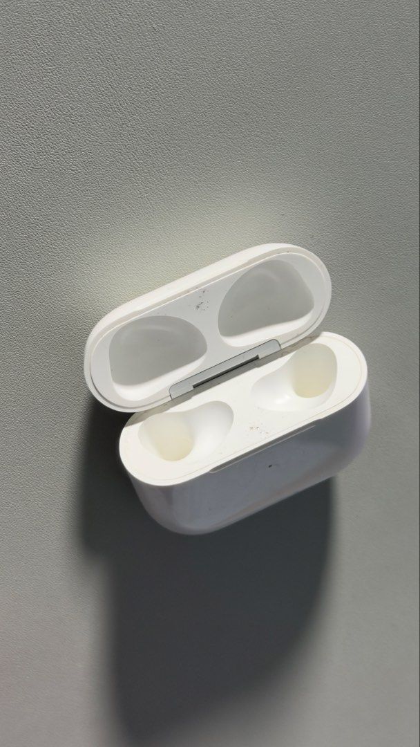 100% Apple Airpods 3 (Category: Earphones) located in Makati City. Submitted by tommmyyyyyy (Listing ID 1425995527, Image 3). Description: Apple Airpods 3 with box (no charger) With history of repair in right earpod (works perfectly now) Cased since day 1 Can provide serial number so you can check authenticity in checkcoverage.apple.com RFS: not using anymore.