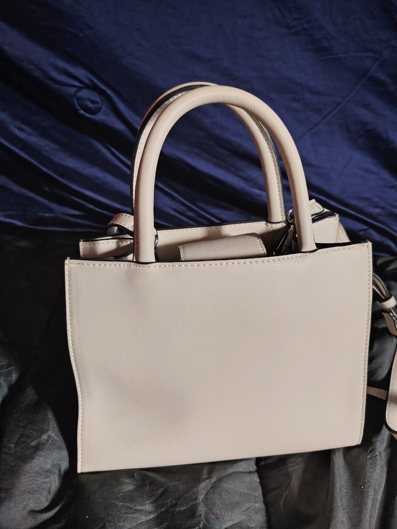 2 way leather bag (Category: Luxury Bags & Wallets) located in Luisiana. Submitted by sahayamay77 (Listing ID 1425912586, Image 3). Description: 2 way body bag.