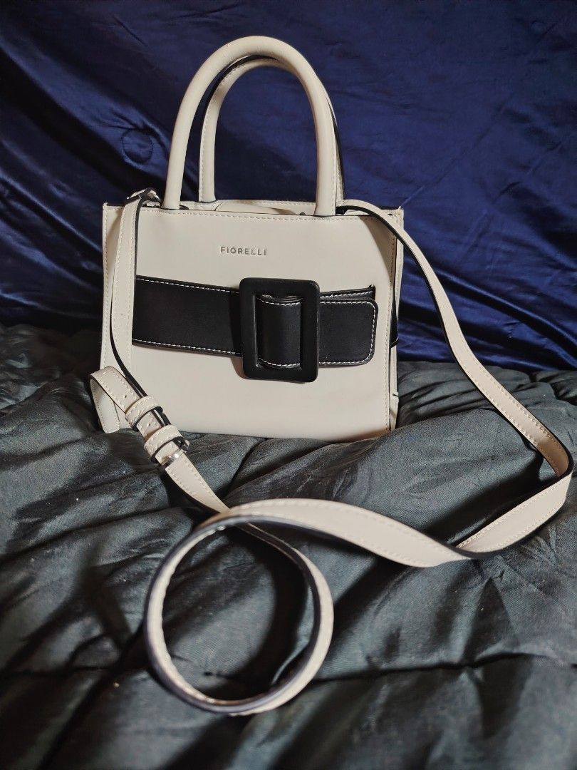2 way leather bag (Category: Luxury Bags & Wallets) located in Luisiana. Submitted by sahayamay77 (Listing ID 1425912586, Image 2). Description: 2 way body bag.