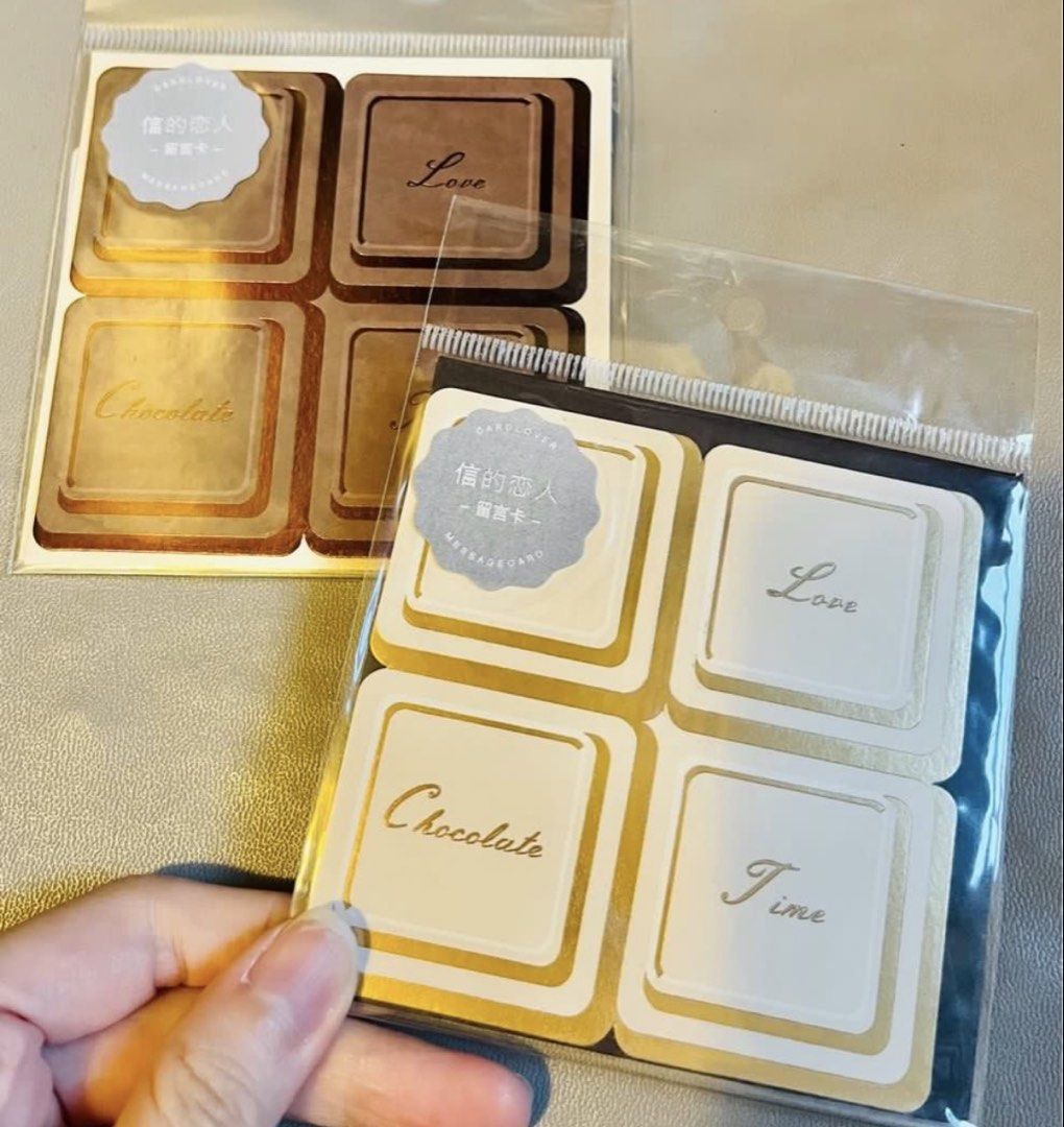 現貨💌🍫燙金法式朱古力造型 萬用咭 💌 生日卡 結婚卡 聖誕卡 情人節咭 慰問卡 賀卡 母親節咭 示愛卡 生日咭 周年紀念卡 感謝卡 賀咭 珍藏收藏 ELEGANT CHOCOLATE STYLE CHRISMAS BIRTHDAY VALENTINES THANK YOU NEW YEAR ANNIVERSARY GIFT CARD （分類：文具及工藝 - 手作）位於 Hong Kong。 由 swroom 提交（商品編號 1425932980，圖片 2）。簡介： 🚚 🎁 只限郵寄運送 🎁 ▫️▫️商品詳情▫️▫️ 💝 $35 張，$60 兩張，全新 ❣️ 節日銷情迅速請早訂購售完即止❣️ 🛍更多最新禮品玩具 follow us ： carousell.com/swroom 🎉最新購物優惠 ：https://carousell.app.link/Q0thbgjfo1b ▫️▫️購買付款詳情 ▫️▫️ 📥 請 INBOX PM下單購買須提供以下資料 ： 1. 選擇付款