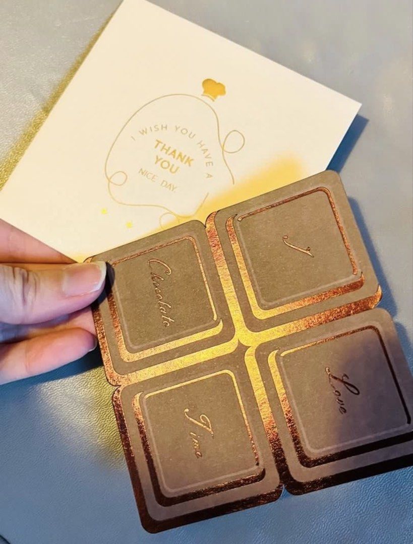 現貨💌🍫燙金法式朱古力造型 萬用咭 💌 生日卡 結婚卡 聖誕卡 情人節咭 慰問卡 賀卡 母親節咭 示愛卡 生日咭 周年紀念卡 感謝卡 賀咭 珍藏收藏 ELEGANT CHOCOLATE STYLE CHRISMAS BIRTHDAY VALENTINES THANK YOU NEW YEAR ANNIVERSARY GIFT CARD （分類：文具及工藝 - 手作）位於 Hong Kong。 由 swroom 提交（商品編號 1425932980，圖片 3）。簡介： 🚚 🎁 只限郵寄運送 🎁 ▫️▫️商品詳情▫️▫️ 💝 $35 張，$60 兩張，全新 ❣️ 節日銷情迅速請早訂購售完即止❣️ 🛍更多最新禮品玩具 follow us ： carousell.com/swroom 🎉最新購物優惠 ：https://carousell.app.link/Q0thbgjfo1b ▫️▫️購買付款詳情 ▫️▫️ 📥 請 INBOX PM下單購買須提供以下資料 ： 1. 選擇付款