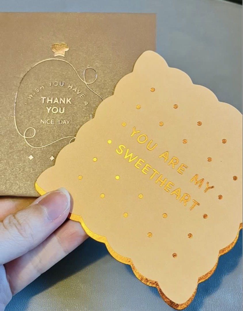 現貨💌🍪燙金法曲奇餅造型 萬用咭 💌 生日卡 生日咭 情人節咭 結婚卡 聖誕卡 慰問卡 示愛卡 周年紀念卡 感謝卡 賀咭 賀卡 珍藏收藏 ELEGANT COOKIES STYLE CHRISMAS BIRTHDAY VALENTINES THANK YOU NEW YEAR ANNIVERSARY GIFT CARD （分類：其他）位於 Hong Kong。 由 swroom 提交（商品編號 1425931715，圖片 3）。簡介： 🚚 🎁 只限郵寄運送 🎁 ▫️▫️商品詳情▫️▫️ 💝 $35 張，$60 兩張，全新 ❣️ 節日銷情迅速請早訂購售完即止❣️ 🛍更多最新禮品玩具 follow us ： carousell.com/swroom 🎉最新購物優惠 ：https://carousell.app.link/Q0thbgjfo1b ▫️▫️購買付款詳情 ▫️▫️ 📥 請 INBOX PM下單購買須提供以下資料 ： 1. 選擇付款方式 : PAYME / FPS