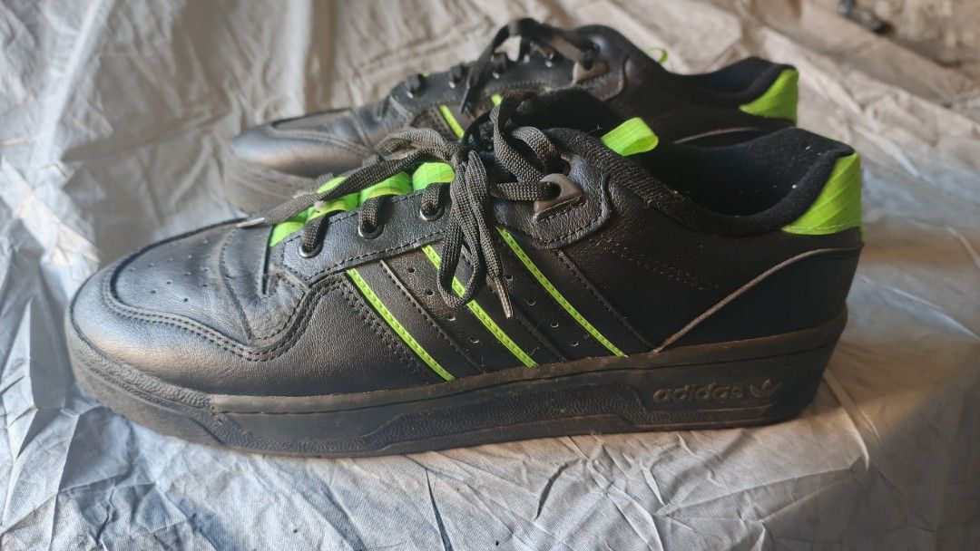 Adidas Rivalry Low Black Green (Category: Sneakers) located in Manila. Submitted by jzenroz (Listing ID 1425842180, Image 3). Description: For sale Preloved original shoes In very good condition Mga 4 times lang nagamit No box dahil Padala from abroad Adidas Rivalry Low Black Green Size 10.5 mens 950 pesos na lang Ilang beses lang nagamit dahil masikip kaysa ma stock benta n lang Selling as is lang Pede nyo icheck para mas ok n Makita nyo. Pede d