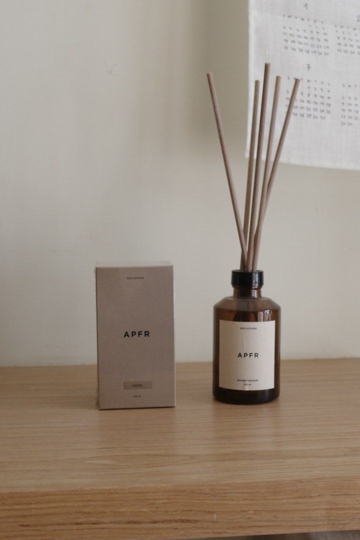 APFR Reed Diffuser （分類：家居香薰）位於 Hong Kong。 由 carrieblah 提交（商品編號 1425865838，圖片 2）。簡介： I have different scents in stocks. 🥹🥺 secretly letting go in lower price. Technically I’m not allowed. If you purchase a few at the same time I can give more discount. Super long lasting, ( up to 6months!) Posses Avenue Tanner Timeless Maghreb Bukhor Black Oud Oak moss and Amber Paradise APFR reed diffuser with a brown glass bottle and wooden reeds. Includes the