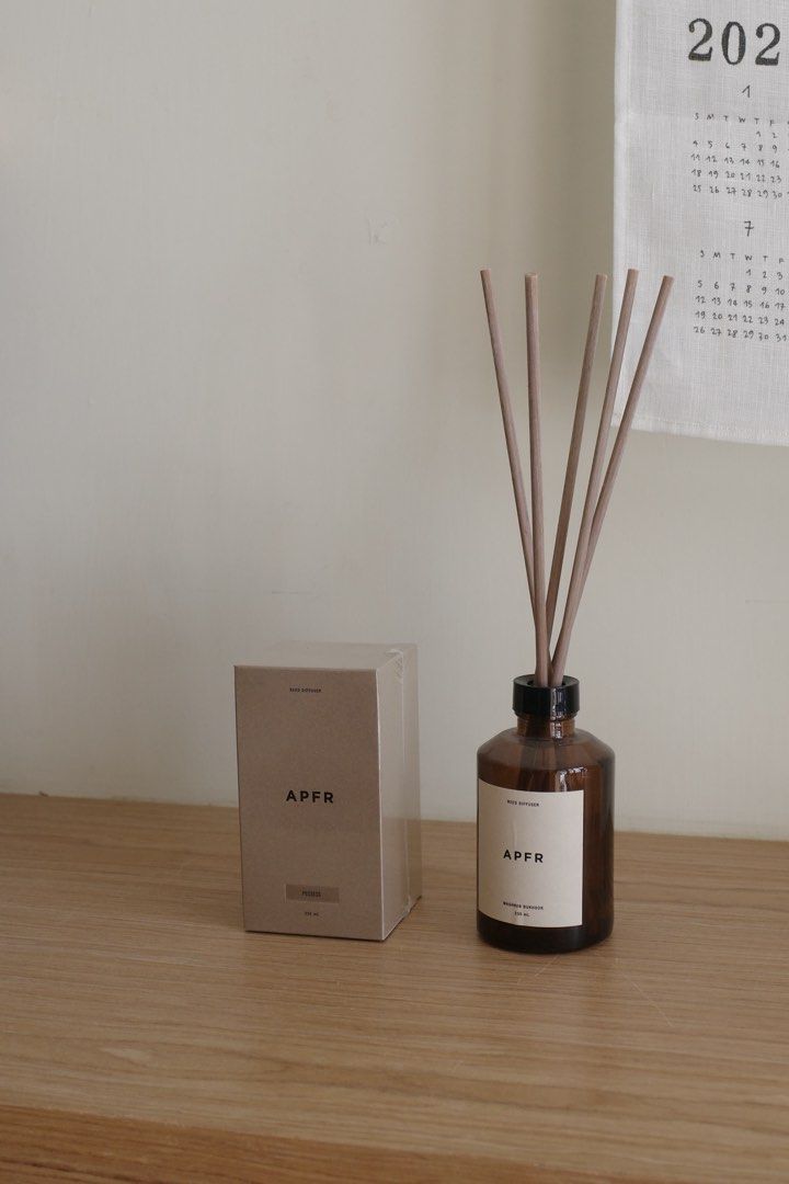 APFR Reed Diffuser （分類：家居香薰）位於 Hong Kong。 由 carrieblah 提交（商品編號 1425865838，圖片 3）。簡介： I have different scents in stocks. 🥹🥺 secretly letting go in lower price. Technically I’m not allowed. If you purchase a few at the same time I can give more discount. Super long lasting, ( up to 6months!) Posses Avenue Tanner Timeless Maghreb Bukhor Black Oud Oak moss and Amber Paradise APFR reed diffuser with a brown glass bottle and wooden reeds. Includes the