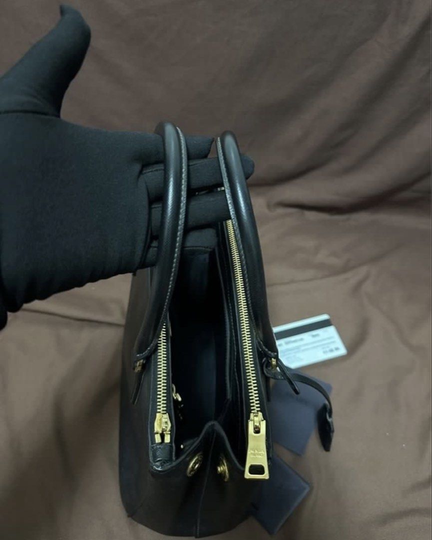 Authentic Prada Saffiano Lux Double Zipper Tote Nero (Category: Luxury Bags & Wallets) located in Cavite. Submitted by trendydotnet (Listing ID 1425872198, Image 3). Description: READ BELOW! SWIPE➡️ PHOTO DETAILS 🔍ITEM GUARANTEED 💯% AUTHENTIC Authėntic PRADA Saffiano Lux Double Zipper Tote Nero -Inclusion: Authenticity Card Only -Bought in Australia -Color: Black -Gold hardware still ok not so faded -Clean Interior -One zipper pull came off. Mi