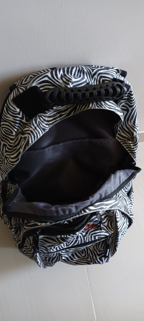 背囊backpack （分類：背囊）位於 Hong Kong。 由 Hohoho 提交（商品編號 1425980639，圖片 5）。簡介： Ridge 53 愛爾蘭品牌 backpack 底部連有防雨罩 九龍灣站/SF到付 不設退換。