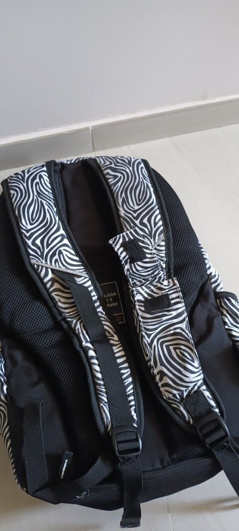 背囊backpack （分類：背囊）位於 Hong Kong。 由 Hohoho 提交（商品編號 1425980639，圖片 7）。簡介： Ridge 53 愛爾蘭品牌 backpack 底部連有防雨罩 九龍灣站/SF到付 不設退換。