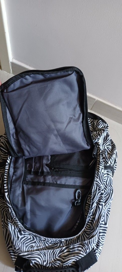 背囊backpack （分類：背囊）位於 Hong Kong。 由 Hohoho 提交（商品編號 1425980639，圖片 4）。簡介： Ridge 53 愛爾蘭品牌 backpack 底部連有防雨罩 九龍灣站/SF到付 不設退換。
