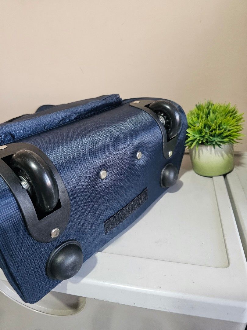 Bag Schoolbag Backpack Trolley (Category: Backpacks) located in Pasig City. Submitted by declutteringdog (Listing ID 1425823566, Image 2). Description: navy blue. nylon. new. hindi nagamit. 1138 bentahan sa sh0pəə. Kami ay aktibong magde-declutter at magbabawas ng gamit, so kung interested ka, please follow my page para sa mga susunod na ipo-post kong items na bagsak presyo..