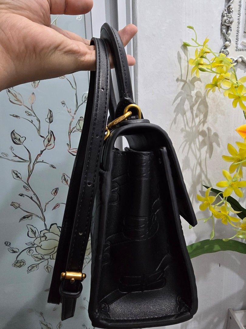 Balenciaga (Category: Luxury Bags & Wallets) located in Valenzuela. Submitted by cheas077 (Listing ID 1425990900, Image 3). Description: balenciaga hourglass crossbody bag with code.