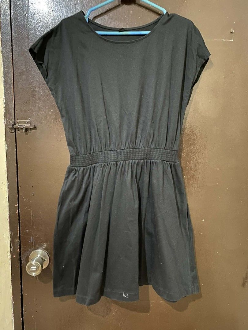 Black Uniqlo Dress (Category: Dresses) located in Binan City. Submitted by kpaa7824 (Listing ID 1425897686, Image 1). Description: Material: Cotton Color: Black Length: 34 inches Armhole: 15 inches Bust: up to 38 inches Waist: 28-38 inches.