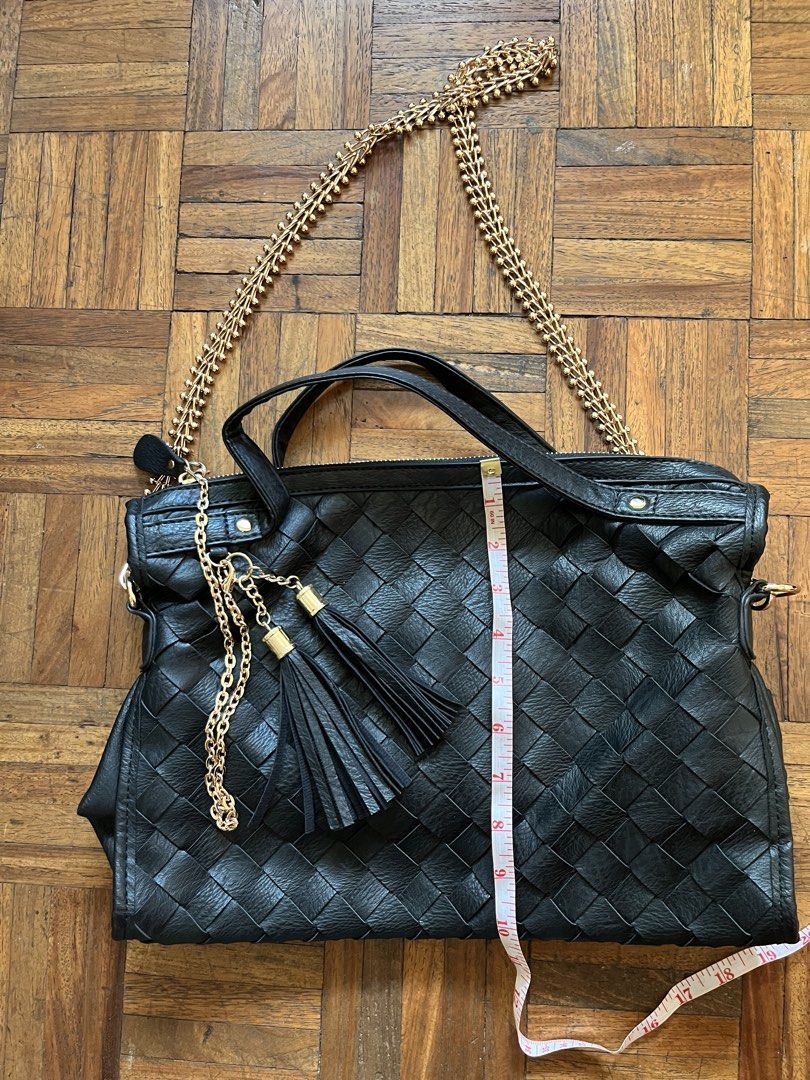 Black Woven Handbag with Gold Chain (Category: Shoulder Bags) located in Makati City. Submitted by yoursecondbest (Listing ID 1425825078, Image 3). Description: Used once. Pwede pang office and casual. Clean inside & out..