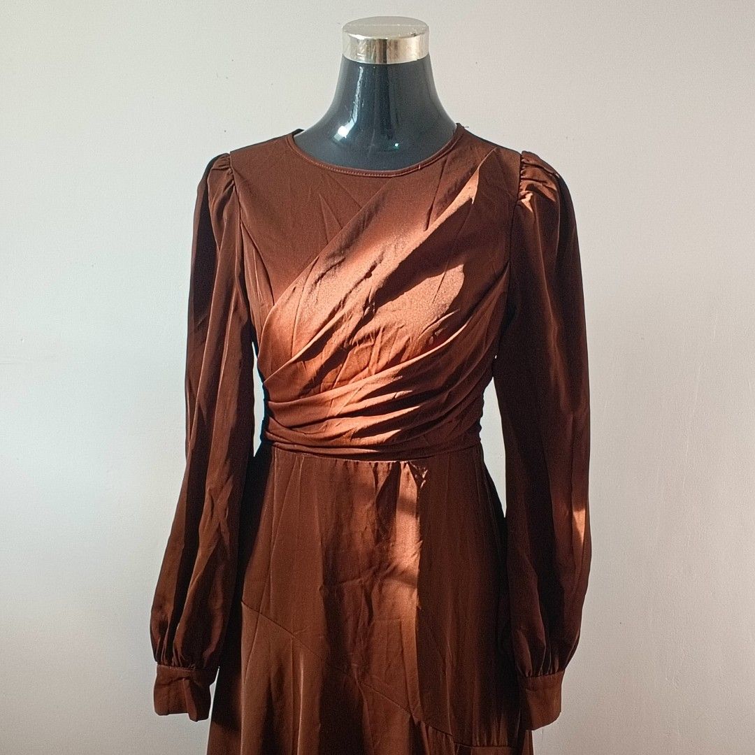 Brown Longsleeves Formal Maxi Dress (Category: Dresses) located in Caloocan City. Submitted by seized.stash (Listing ID 1425961256, Image 3). Description: - ideal for occassions (Weddings, Formal Events, Parties) pic taken w/ natural light (pic 1-4) and indoor/artificial light (5-7) owner: weight: 49kg height: 5'4" 32 inches - bust 26-27 inches - waist 32-33 inches - hips small-medium size rfs: consolidating funds.