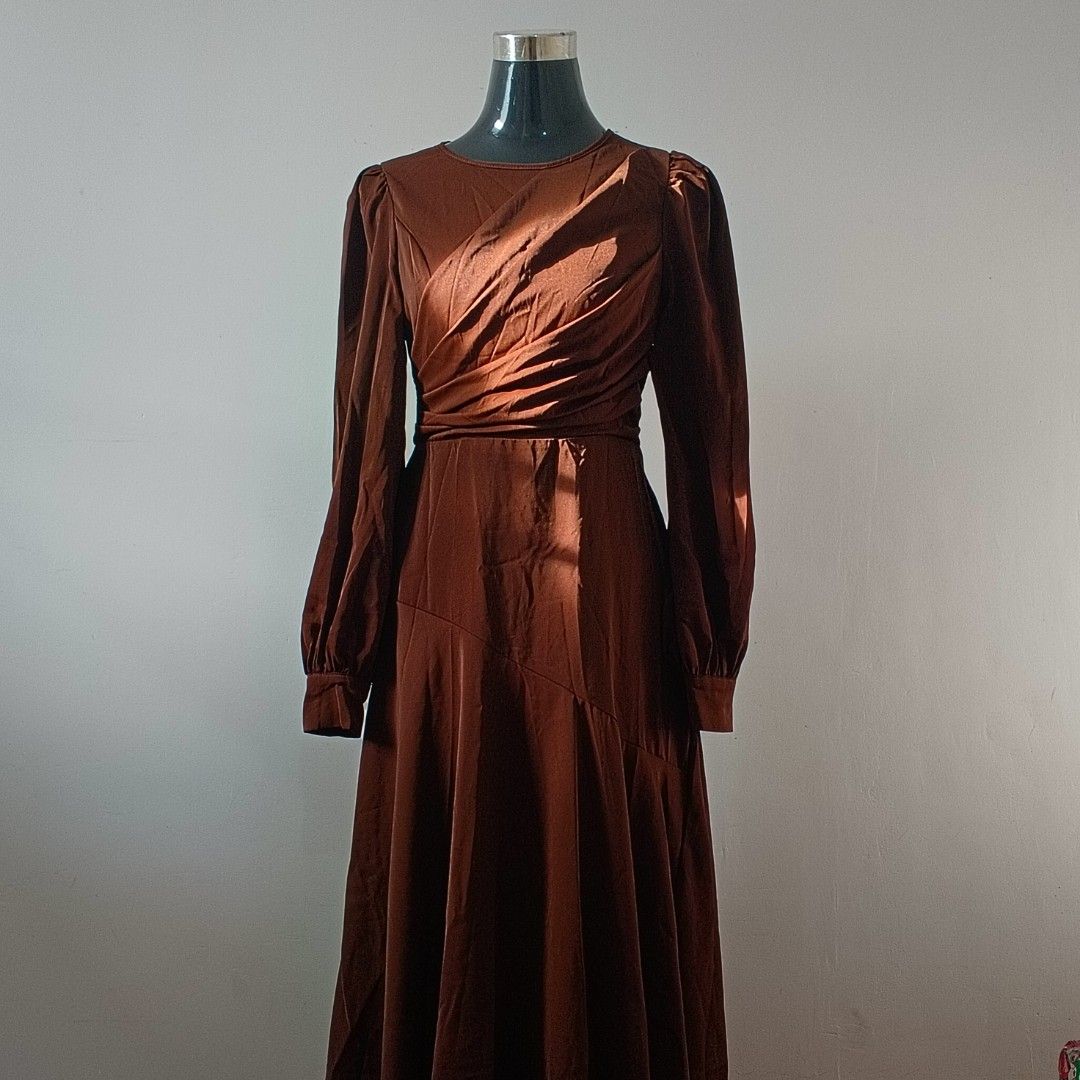 Brown Longsleeves Formal Maxi Dress (Category: Dresses) located in Caloocan City. Submitted by seized.stash (Listing ID 1425961256, Image 2). Description: - ideal for occassions (Weddings, Formal Events, Parties) pic taken w/ natural light (pic 1-4) and indoor/artificial light (5-7) owner: weight: 49kg height: 5'4" 32 inches - bust 26-27 inches - waist 32-33 inches - hips small-medium size rfs: consolidating funds.