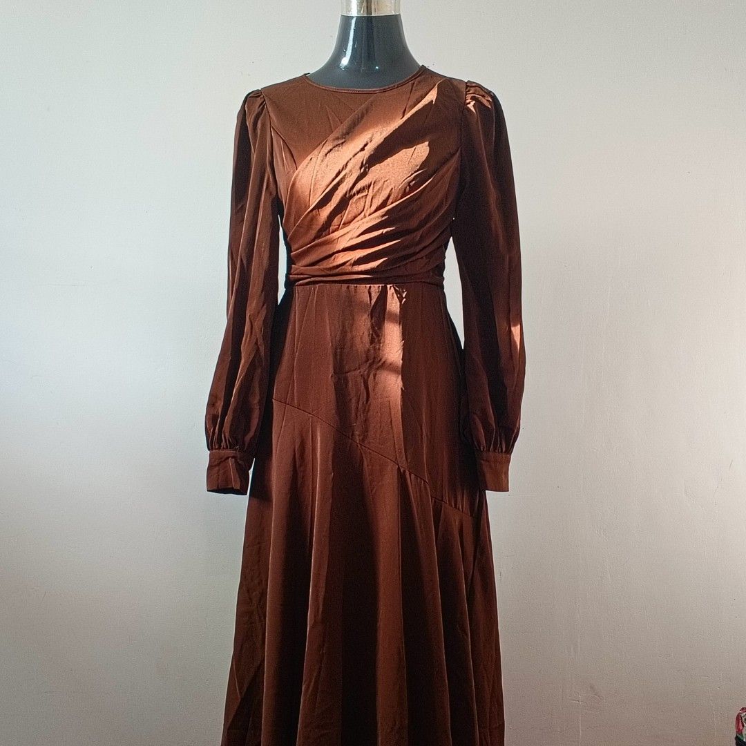 Brown Longsleeves Formal Maxi Dress (Category: Dresses) located in Caloocan City. Submitted by seized.stash (Listing ID 1425961256, Image 1). Description: - ideal for occassions (Weddings, Formal Events, Parties) pic taken w/ natural light (pic 1-4) and indoor/artificial light (5-7) owner: weight: 49kg height: 5'4" 32 inches - bust 26-27 inches - waist 32-33 inches - hips small-medium size rfs: consolidating funds.