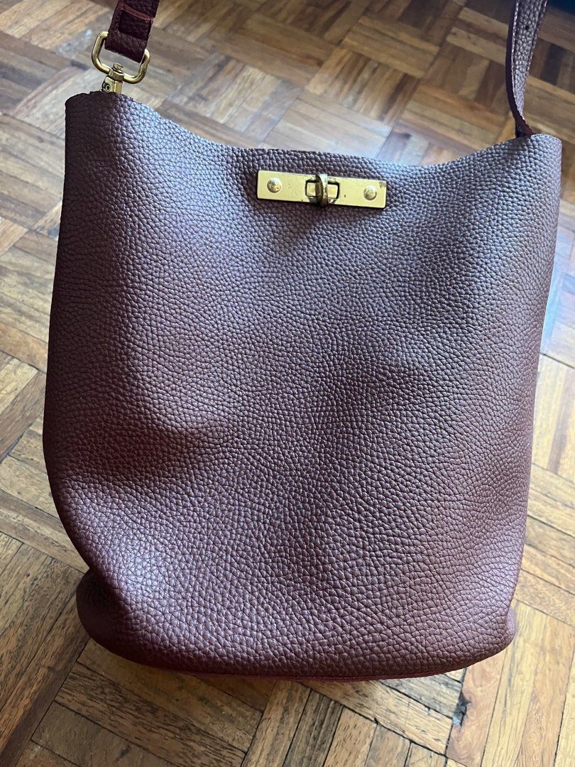 Burgundy Bucket Bag Sling Strap (Category: Shoulder Bags) located in Makati City. Submitted by yoursecondbest (Listing ID 1425826191, Image 2). Description: Good for gala bag. Bagay sa all outfits..