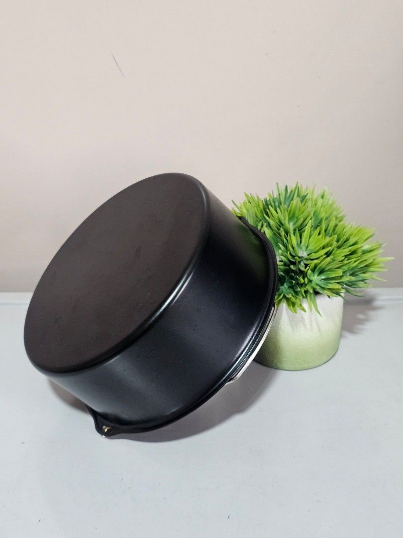 Cake, mold, air fryer, baking pan 7" (Category: Bakeware) located in Pasig City. Submitted by declutteringdog (Listing ID 1425888762, Image 2). Description: ~7 inches. pwede toh sa airfryer para di laging madumi ang basket. Kami ay aktibong magde-declutter at magbabawas ng gamit, so kung interested ka, please follow my page para sa mga susunod na ipo-post kong items na bagsak presyo..