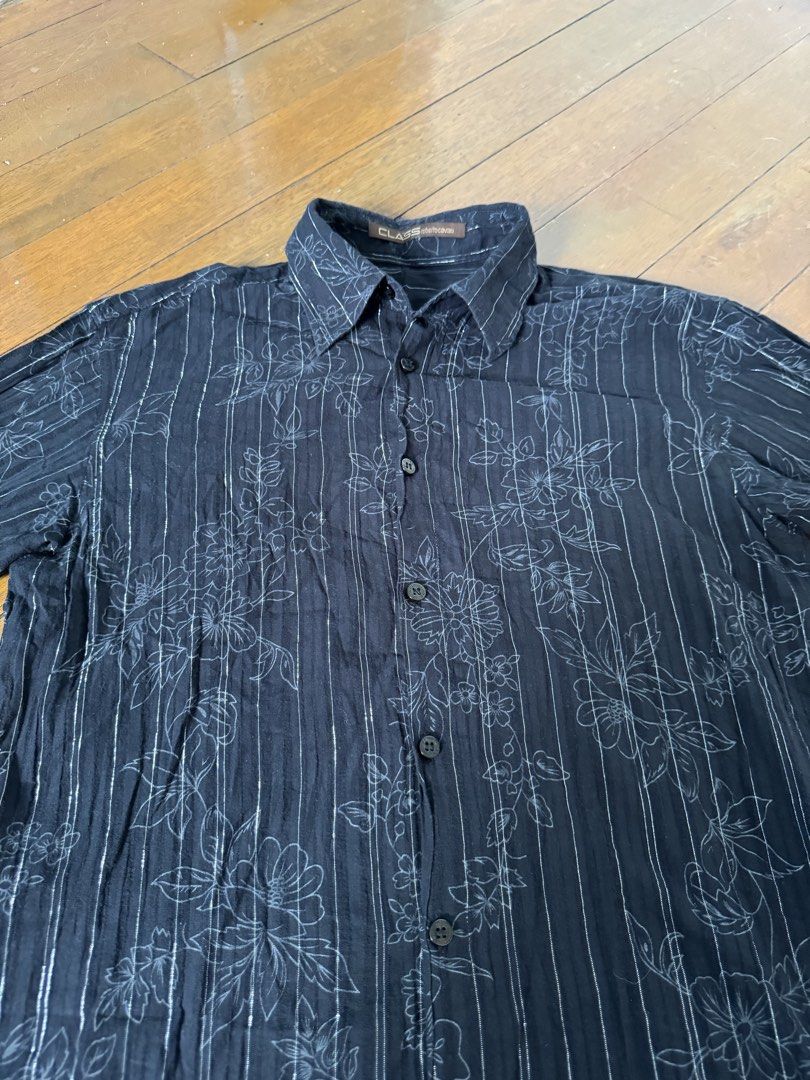 Class Roberto Cavalli Black Floral Shirt (Category: Formal Shirts) located in Quezon City. Submitted by keoff (Listing ID 1426003311, Image 3). Description: .