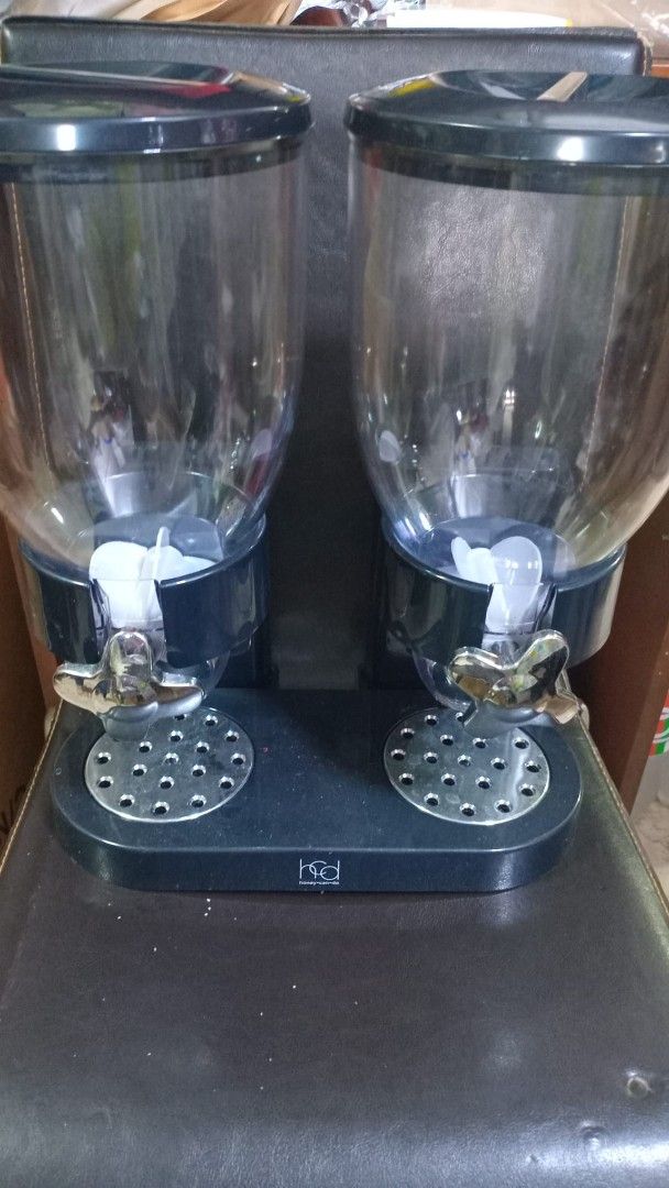 Double cereal dispenser451967589402562560