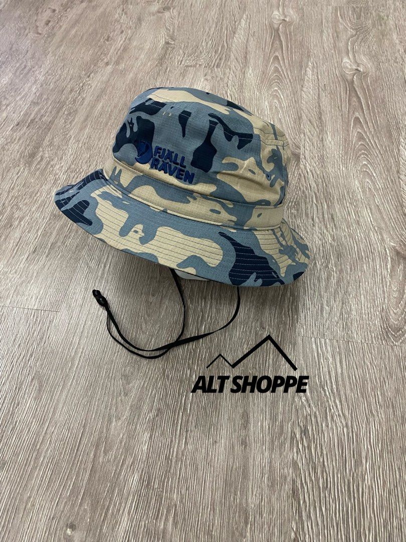 Fjallraven Vardag Bucket Hat (Category: Cap & Hats) located in Puchong. Submitted by altshoppe (Listing ID 1425916642, Image 1). Description: • Colour : NIMBUS BLUE-FOSSIL • Available size : S-M (Refer to sizing chart provided in pic) • READY STOCK in MALAYSIA • NEW with TAG PRODUCT DESCRIPTION Protect your face and neck with this TIMELESS Fjällräven bucket hat that is joining the Vardag family of products. Made from G-1000 Lite and featuring a D