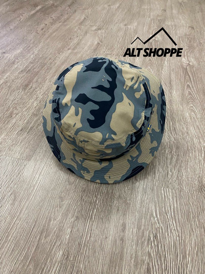 Fjallraven Vardag Bucket Hat (Category: Cap & Hats) located in Puchong. Submitted by altshoppe (Listing ID 1425916642, Image 2). Description: • Colour : NIMBUS BLUE-FOSSIL • Available size : S-M (Refer to sizing chart provided in pic) • READY STOCK in MALAYSIA • NEW with TAG PRODUCT DESCRIPTION Protect your face and neck with this TIMELESS Fjällräven bucket hat that is joining the Vardag family of products. Made from G-1000 Lite and featuring a D