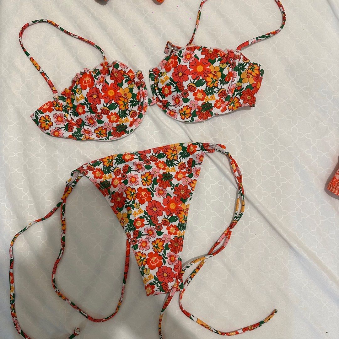 Floral Bikini Set (Category: Bikinis & Swimsuits) located in Mandaluyong City. Submitted by sofiafd_ (Listing ID 1425951079, Image 1). Description: .