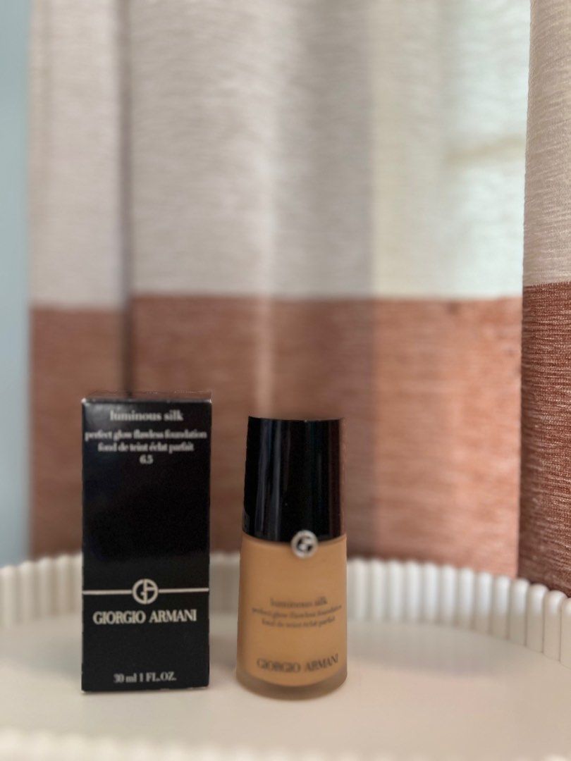 Giorgio Armani Luminous Silk Foundation 6.5 (Category: Makeup) located in Bacoor. Submitted by preloveditemsxox (Listing ID 1425880312, Image 2). Description: Giorgio Armani Luminous Silk Foundation in shade 6.5. This foundation is 30 ml / 1 fl. oz. The box is included. The product is perfect glow flawless foundation. The product code is CGAR10069. The original price is PHP 4,400.00. Up to 80-70% remaining. Barely used , too dark on me bought in 