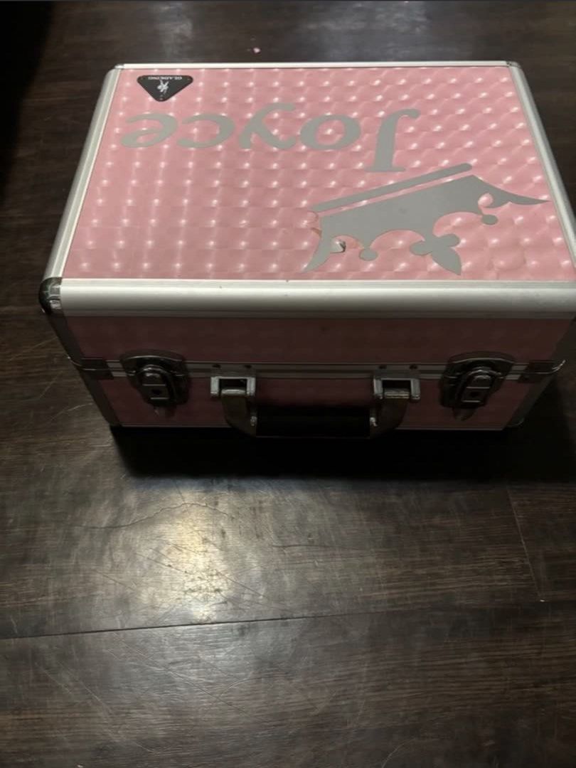 Gladking Makeup Organizer (Category: Makeup) located in Manila. Submitted by hotstuffmanila (Listing ID 1425912171, Image 2). Description: Gladking Make-up Organizer/ Bag/ Trunk MUA / HMUA must have with lights D9520 Model Flaw: Discoloration in morror but you can have that replacedd Original price 3k, selling low for 1,500 negotiablep Integrated Lighting: The lid features a mirror surrounded by four LED bulbs for illuminated application. Organiz