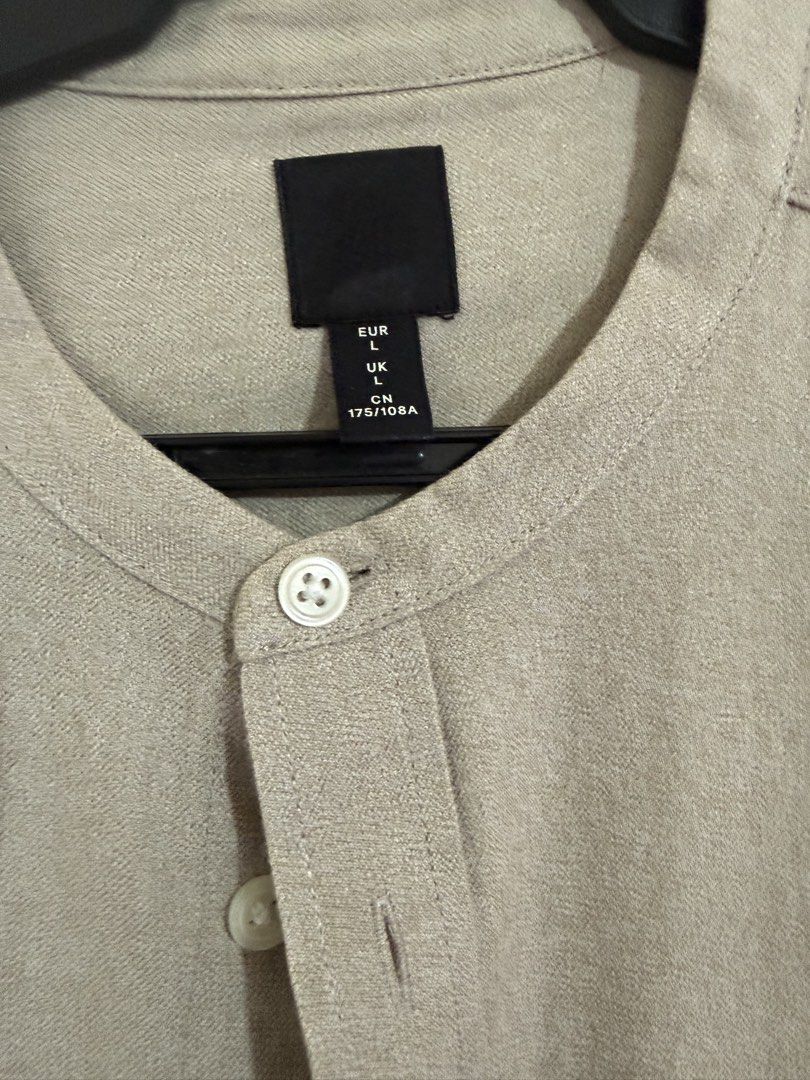 H&M Chinese collar Longsleeves (Category: Tshirts & Polo Shirts ) located in Cavite. Submitted by mojacky (Listing ID 1425972586, Image 3). Description: Used once.