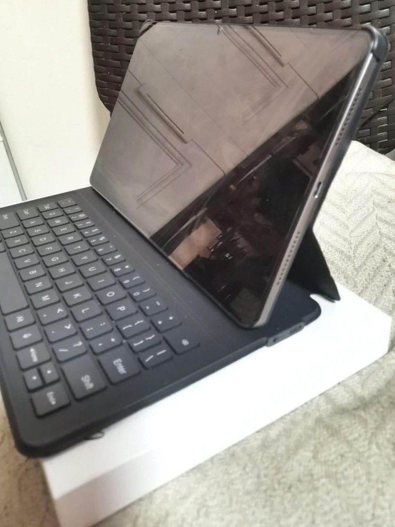 HONOR Pad X9a Tablet with Keyboard and Case (Category: Android) located in Paranaque City. Submitted by keygiee (Listing ID 1425976727, Image 2). Description: HONOR PAD X9A W/ KEYBOARD NA! RUSH SALE! RUSH SALE! ( WATER WASHABLE AND DROP RESISTANCE DURABLE SCREEN ) 11.5 INCH SCREEN SIZE 6.77MM THICKNESS ALUMINUM FRAME AND BACK 120HZ REFRESH RATE ANDROID 15 ALREADY SNAPDRAGON 685 CHIPSET 16GB RAM + 128GB STORAGE 4 SURROUND SPEAKER 8300 MAH BATTERY 