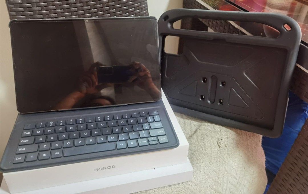 HONOR Pad X9a Tablet with Keyboard and Case (Category: Android) located in Paranaque City. Submitted by keygiee (Listing ID 1425976727, Image 3). Description: HONOR PAD X9A W/ KEYBOARD NA! RUSH SALE! RUSH SALE! ( WATER WASHABLE AND DROP RESISTANCE DURABLE SCREEN ) 11.5 INCH SCREEN SIZE 6.77MM THICKNESS ALUMINUM FRAME AND BACK 120HZ REFRESH RATE ANDROID 15 ALREADY SNAPDRAGON 685 CHIPSET 16GB RAM + 128GB STORAGE 4 SURROUND SPEAKER 8300 MAH BATTERY 