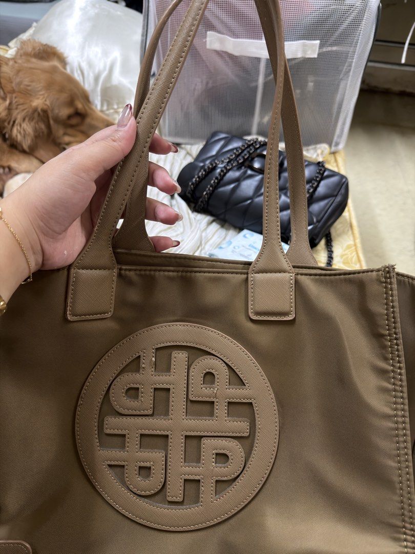 Hush Puppies Tote bag (Category: Luxury Bags & Wallets) located in Manila. Submitted by caiaguila (Listing ID 1425962044, Image 2). Description: •still like new (see photos for ref) • store price almost 5k • super nice as work bag 😊 • with dust bag • rfs: decluttering • LAST PRICE POSTED! .
