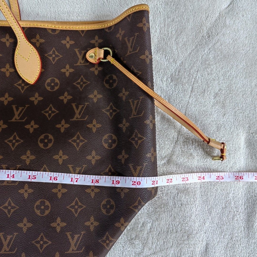 Louis Vuitton Neverfull MM (HQR) (Category: Luxury Bags & Wallets) located in Barotac Nuevo. Submitted by yorcollections (Listing ID 1425853060, Image 3). Description: HQR Louis Vuitton Neverfull MM tote bag. Features the iconic Monogram canvas. Includes a matching pouch. The interior has a striped lining with a zipped pocket. LOUIS VUITTON (HQR only) Neverfull MM Monogram with pouch RFS brand new bought 400 dirhams from Dubai for my mom kaso di 