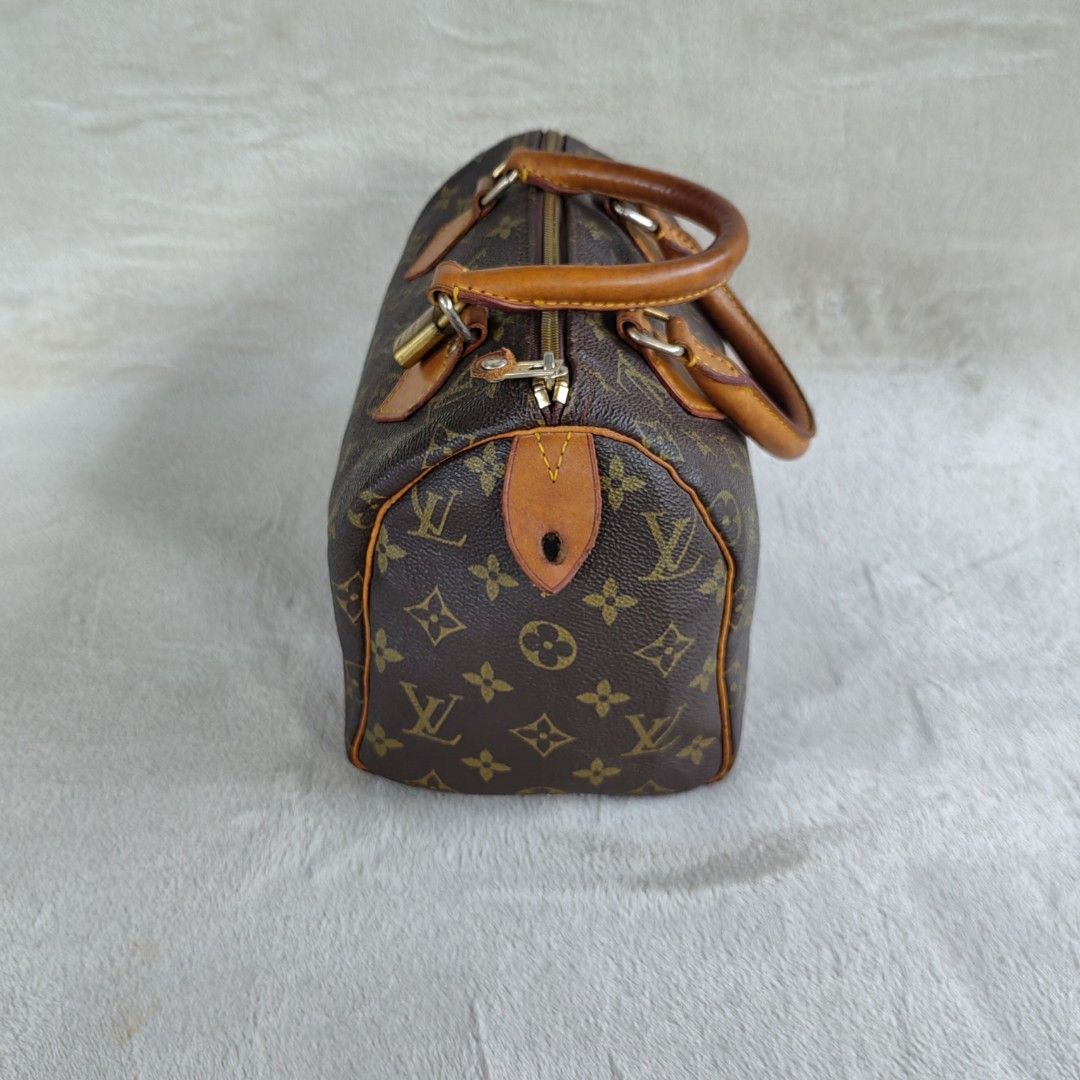 Louis Vuitton Speedy 25 (Category: Luxury Bags & Wallets) located in Barotac Nuevo. Submitted by yorcollections (Listing ID 1425856890, Image 3). Description: Louis Vuitton Speedy 25 handbag. Features the iconic monogram canvas, leather handles, and a top zipper closure. Includes a padlock. The interior has a pocket. Made in France. LOUIS VUITTON Speedy 25 Worn condition, well taken care of previous owner excellent patina on the leather Issue: ta