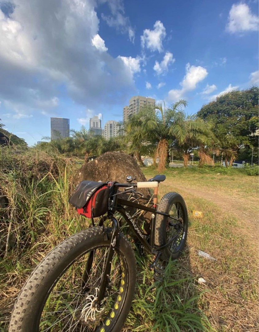 MAMMOTH SPARTACUS FATBIKE (Category: Announcements) located in Las Pinas. Submitted by angelo.raif15 (Listing ID 1425993658, Image 2). Description: FOR SALE MAMMOTH SPARTACUS FATBIKE (MEGAWIDE FRAME READY) EQUIPPED WITH; MEDIUM SIZE FRAME TEKTRO GEMINI HYDRAULIC BRAKES. INTERNAL CABLING. SLX SHIFTER. SHIMANO DEORE REAR DERAILLEUR. 10 SPEED COGS ⚙️ SPECIALIZED REAR HUB 32 HOLES. QUANDO FRONT HUB 36 HOLES. 203 FRONT AND REAR DISC. DECKAS OVAL CHAIN