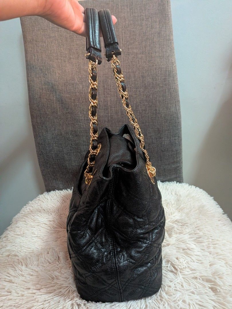Metro City Tote Bag (Category: Luxury Bags & Wallets) located in Laoag. Submitted by jjs_treasures (Listing ID 1425939618, Image 3). Description: Authentic Metro City Quilted Gold Chain Bag Black Color 34cm x 23cm x 14cm.