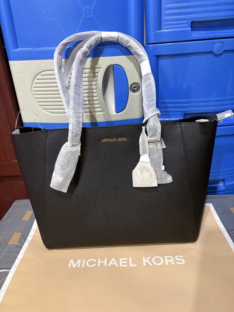 Michael Kors Bag (Category: Luxury Bags & Wallets) located in Rizal. Submitted by yankyliky (Listing ID 1425832890, Image 1). Description: Authentic! On hand! Main bag only. Originally a 3-in-1 bag but 2 pouches are not included, so the price is lower. With paper bag. Negotiable ✨.