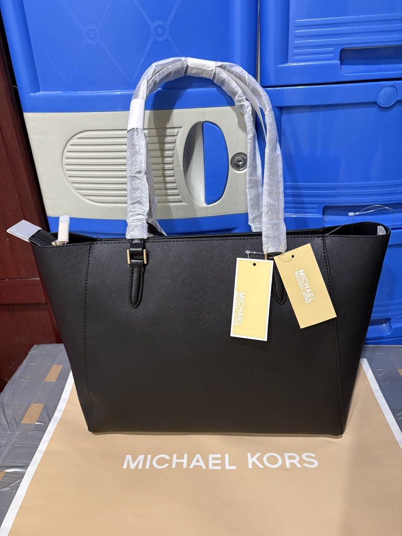 Michael Kors Bag (Category: Luxury Bags & Wallets) located in Rizal. Submitted by yankyliky (Listing ID 1425832890, Image 2). Description: Authentic! On hand! Main bag only. Originally a 3-in-1 bag but 2 pouches are not included, so the price is lower. With paper bag. Negotiable ✨.