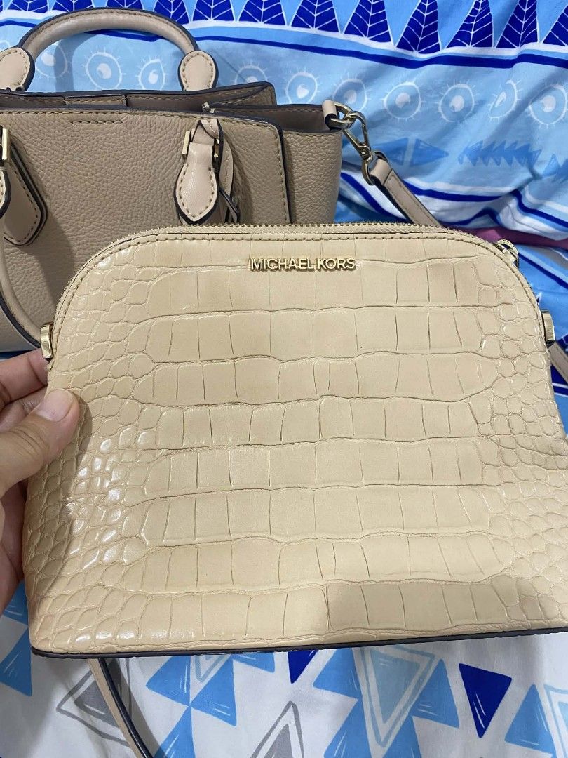 Michael Kors Daria 2 in 1 sathel (Category: Luxury Bags & Wallets) located in Rizal. Submitted by dresscode25.1 (Listing ID 1425868545, Image 3). Description: legit💯💯 2 in 1 sling minimal sign of usage only very presentable pa po talaga.